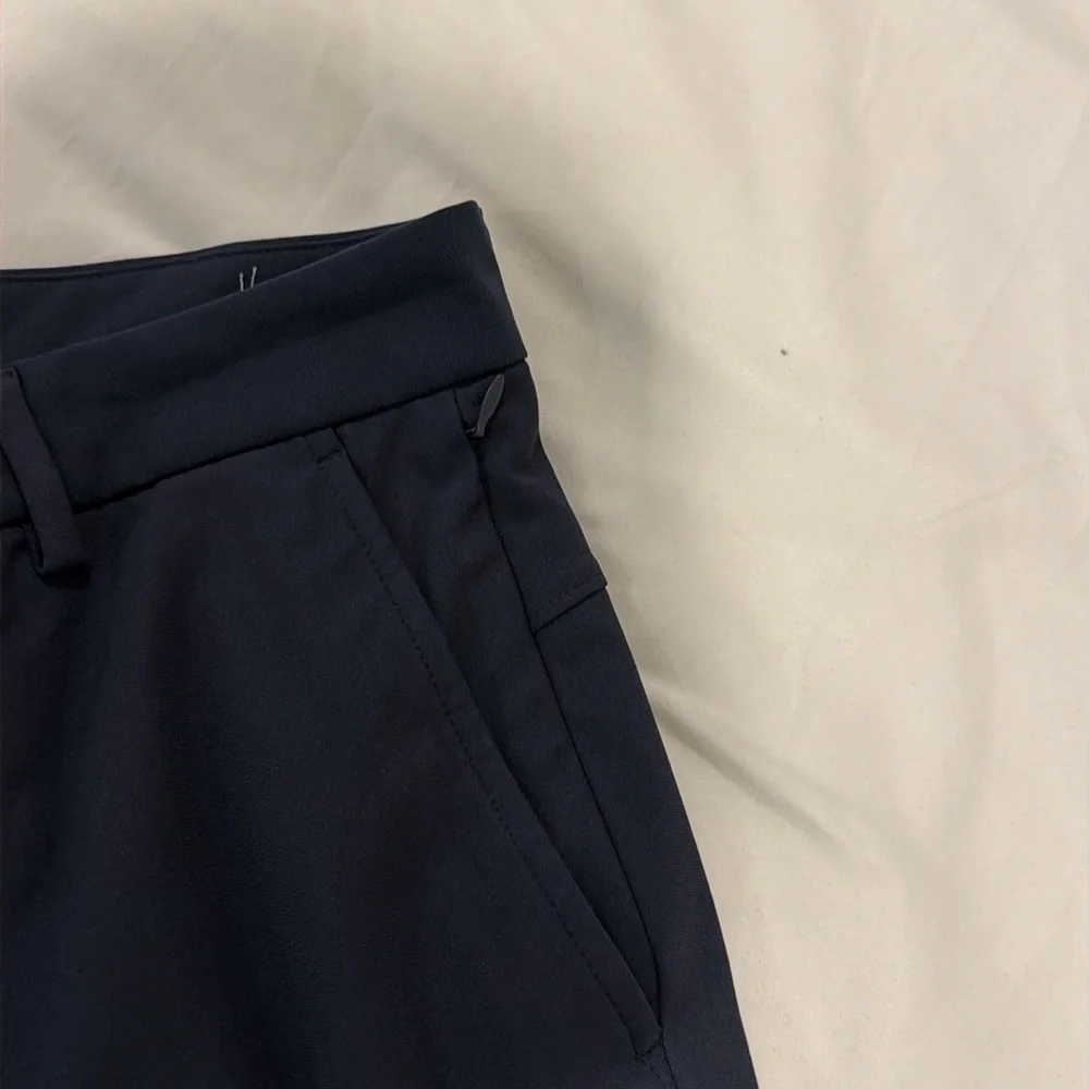 OLD NAVY MEN TECH SHORTS WITH BUTTON AND ZIPPER. NAVY COLOR. SIZE 28. 7”. EUC.